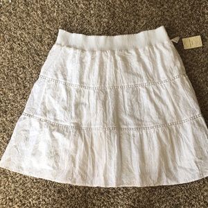 White knee-length skirt